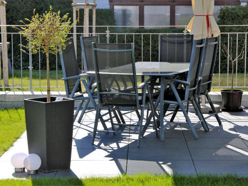 Terrasse 2 Terrasse avec carrelage et parasol