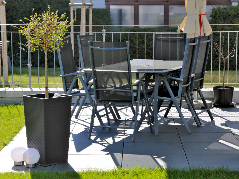 Terrasse avec carrelage et parasol