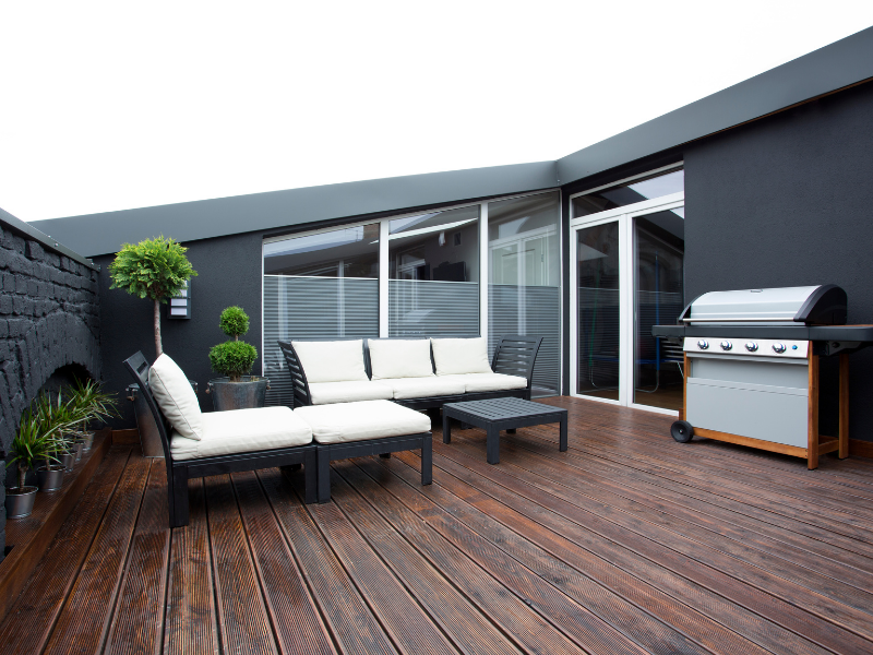 Terrasse en bois moderne avec barbecue