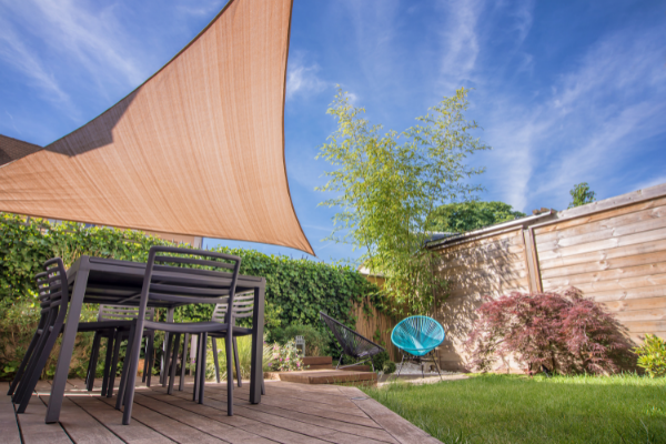 Terrasse avec voile d'ombrage