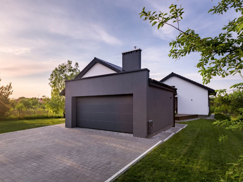 Garage gris avec allée en béton