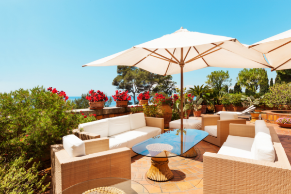 5 Terrasse avec parasols
