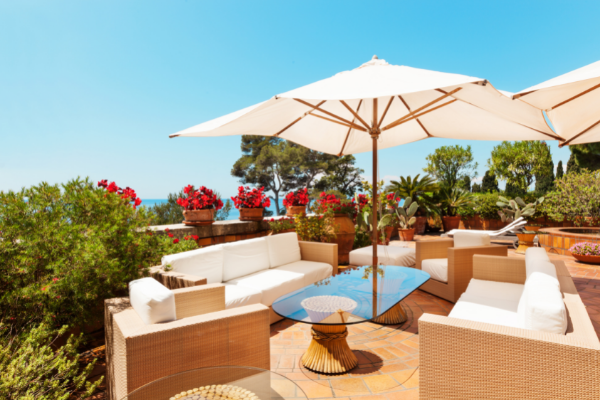 Terrasse avec parasols